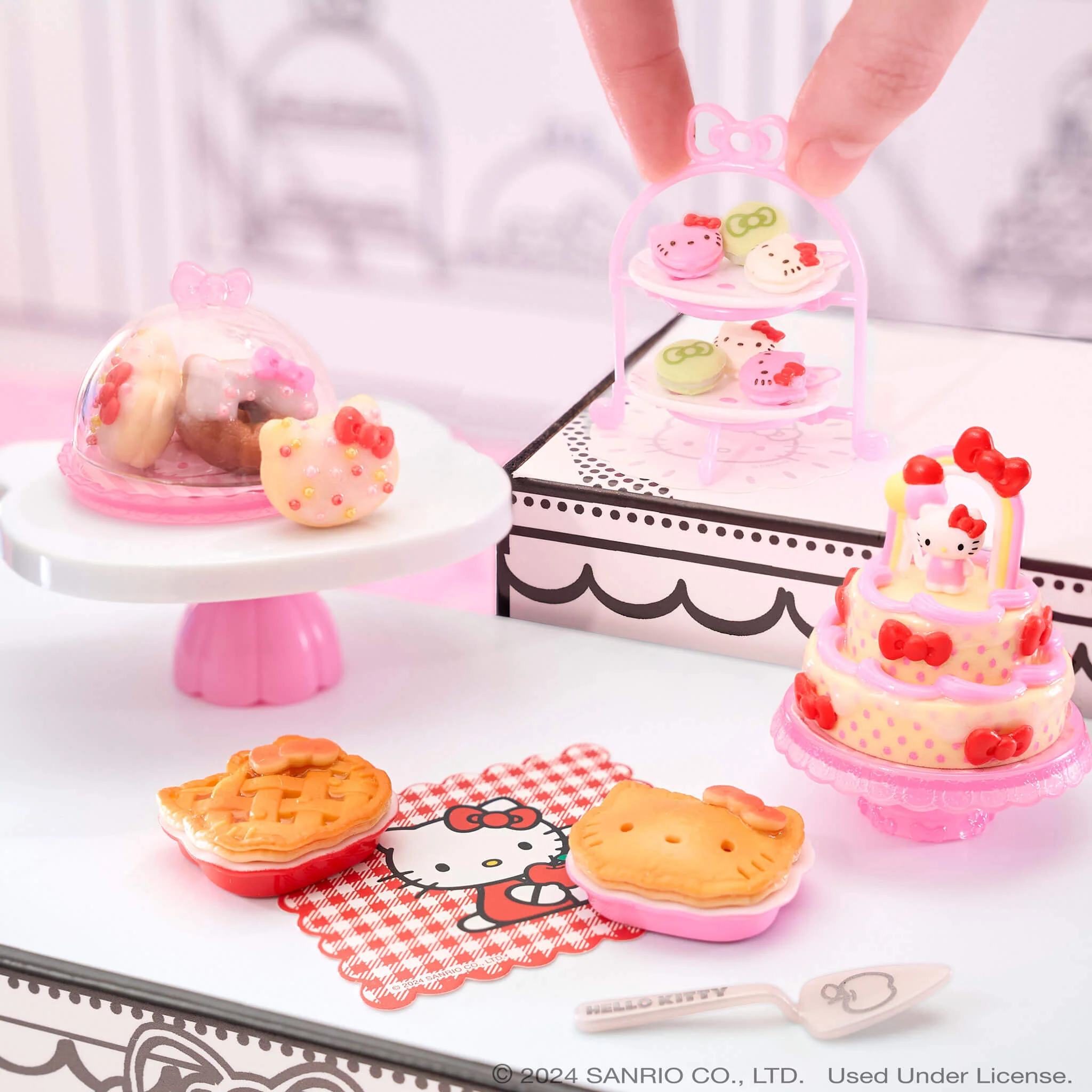 MGA's Miniverse Make It Mini Food Hello Kitty® - 6 Pack Mini Collectibles - Image 5